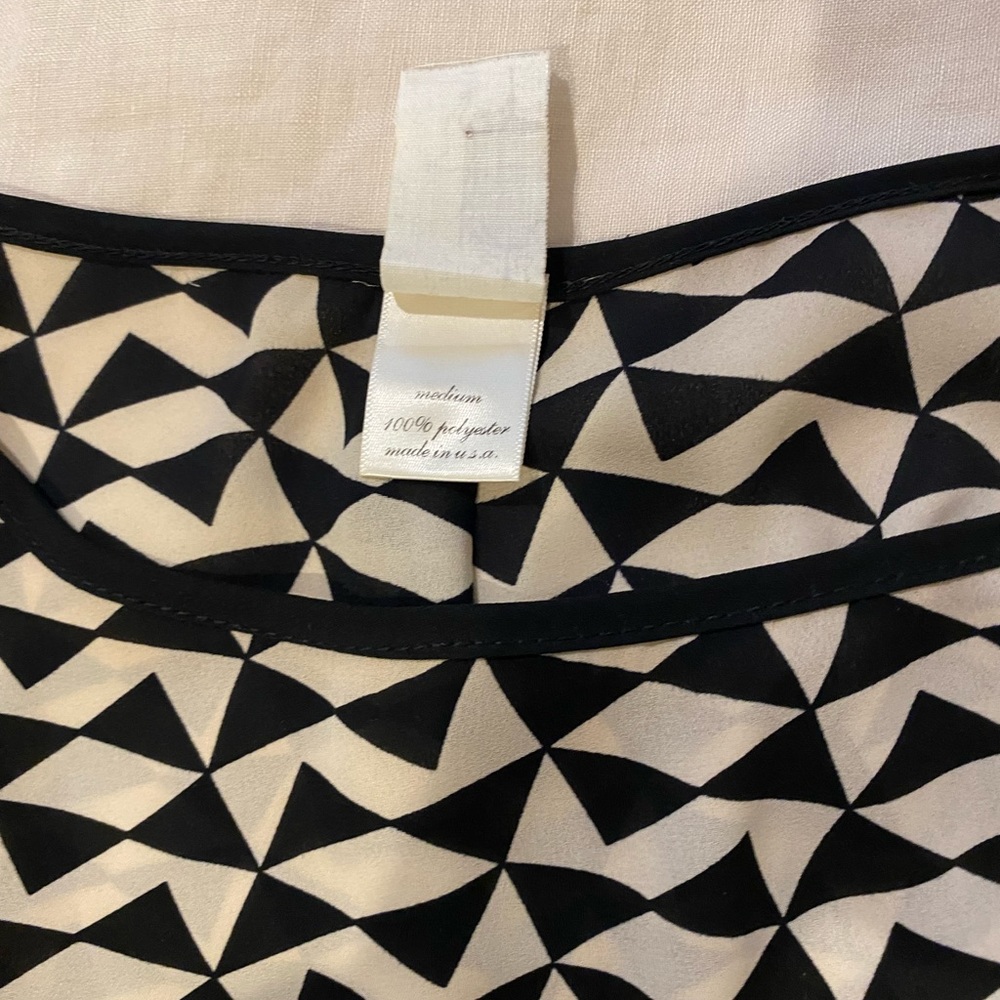Geometric patterned top - Picture 7 of 8